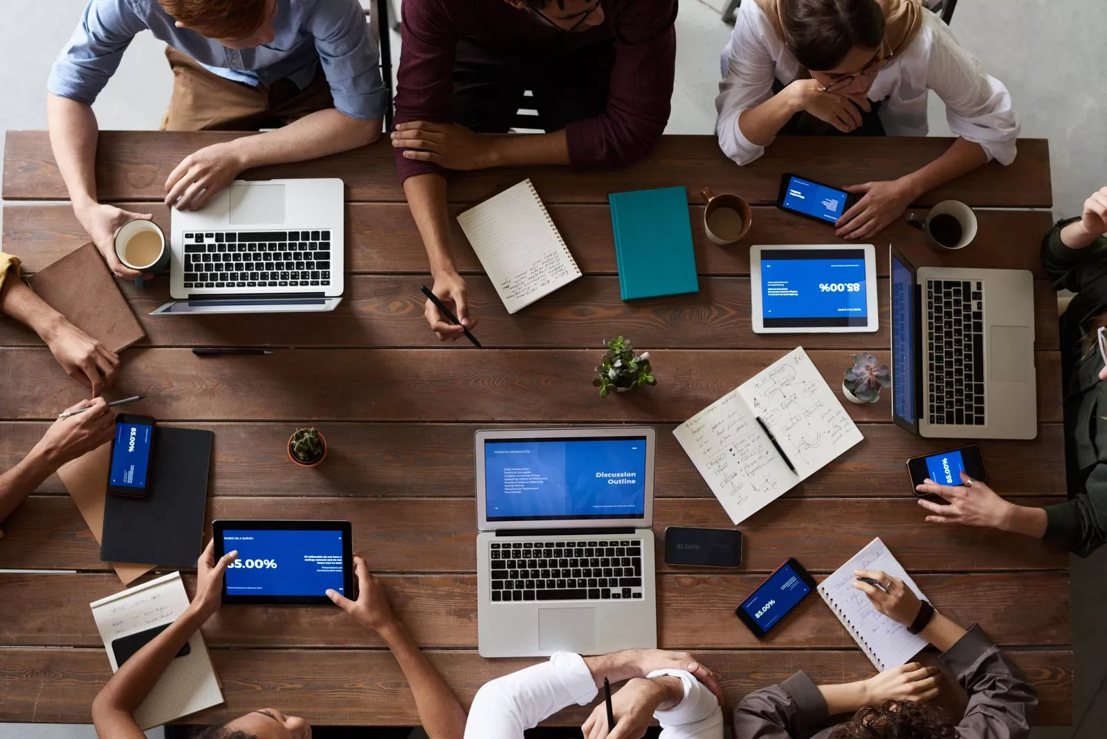 Ondernemers aan het werk achter een laptop, starten met het automatiseren van één taak