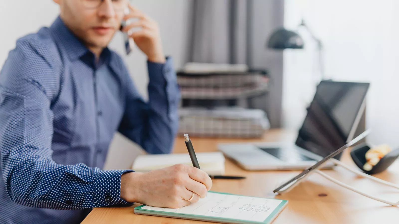 Ondernemer belt een klant en noteert de opvolging van een offerte
